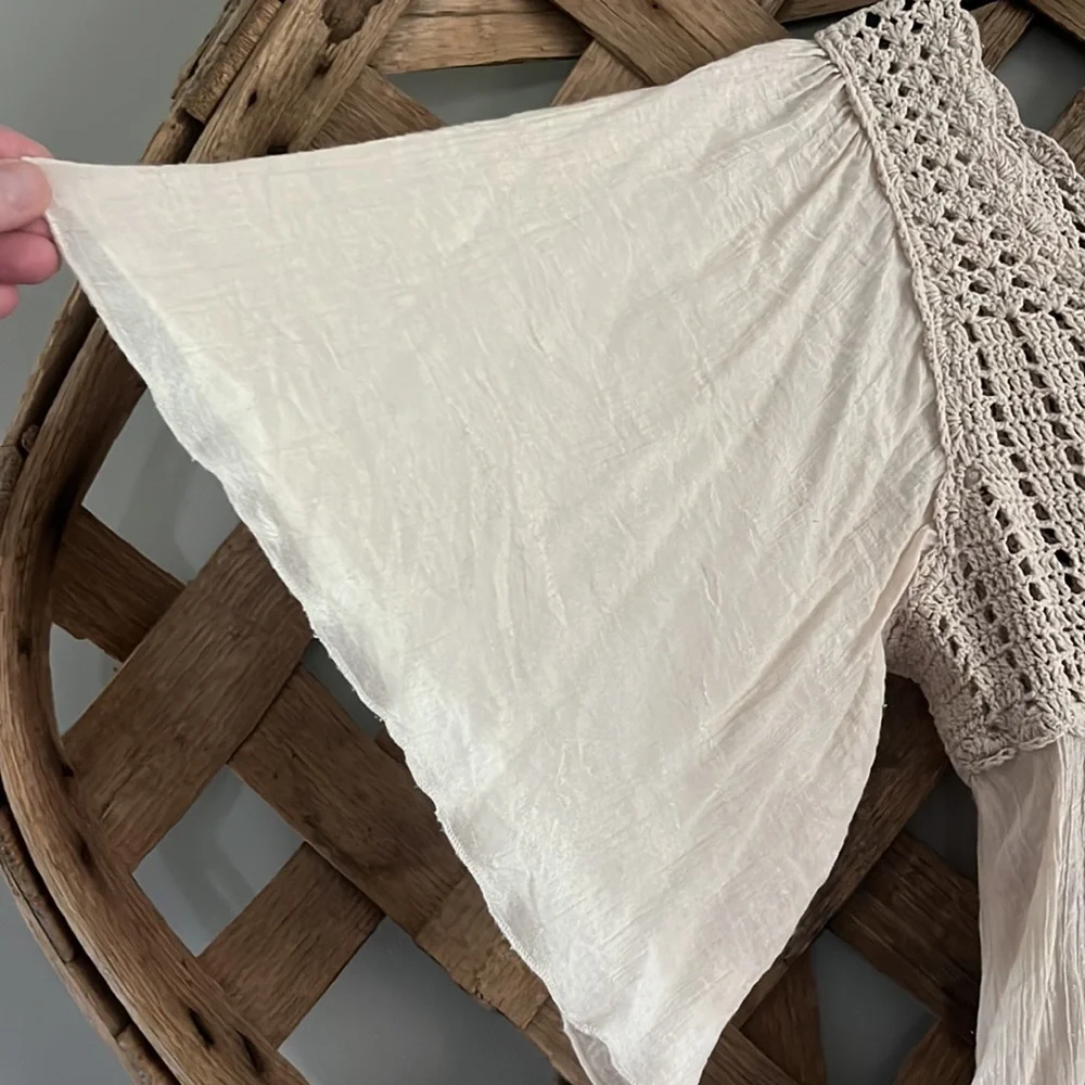 Vintage Adiva Beige Boho Crochet Flutter Sleeve Top Size M - Picture 3 of 10